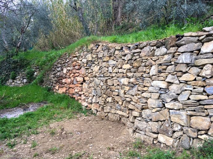 muro in pietra a secco ricostruito
